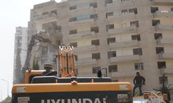Mezitli Belediyesi tarafından depremlerde yan yatan binada kontrollü yıkım başlatıldı