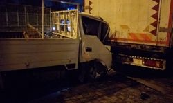 Tuzla'da kamyona çarpan kamyonetin sürücüsü yaralandı