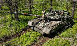 Ukrayna ordusunun tankları Donetsk cephesindeki zorlu arazi koşullarında görev yapıyor