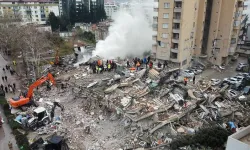 Depremden etkilenen Hatay'da ağır hasarlı binaların yıkımı devam etti