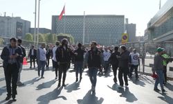HAK-İŞ, 1 Mayıs dolayısıyla Taksim Cumhuriyet Anıtı'na çelenk bıraktı