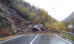 Trabzon'un Şalpazarı ilçesinde heyelan nedeniyle kara yolu ulaşıma kapandı