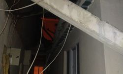 Malatya'da ağır hasarlı binanın çatısı çöktü