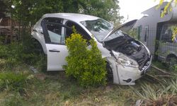 Sancaktepe'de virajı alamayıp kaldırıma çarpan otomobilin sürücüsü yaralandı