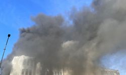Başakşehir'de fabrikada çıkan yangına itfaiye ekiplerince müdahale ediliyor