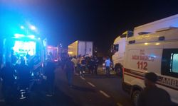 Çankırı'da otomobilin park halindeki tırlara çarpması sonucu 3 kişi öldü