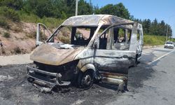 Çekmeköy'de bir servis minibüsü yandı