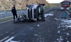 Erzurum'da hafif ticari aracın bariyerlere çarptığı kazada 1 kişi öldü, 2 kişi yaralandı