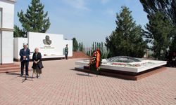Kırgız yazar Cengiz Aytmatov mezarı başında anıldı