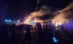Mersin'de plastik kasa fabrikasında çıkan yangına müdahale ediliyor