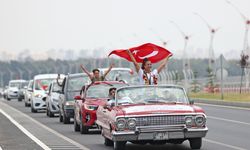 Şampiyon milli tekvandocu Nafia Kuş, Adana'da klasik arabayla tur attı