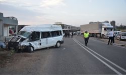 Şanlıurfa'da tır ile minibüsün çarpıştığı kazada 21 kişi yaralandı
