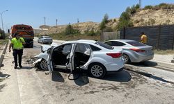 Adana'da yol temizleme aracına çarpan otomobildeki anne öldü, 3 çocuğu yaralandı