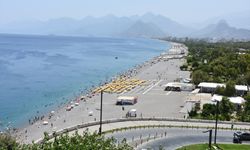Antalya'da 44 dereceye çıkan sıcaklar bunaltıyor