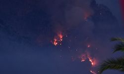Kemer'deki yangınına gece görüşlü helikopterlerle müdahale ediliyor