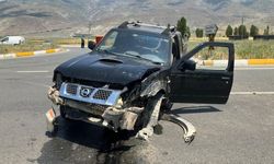 Erzincan'da kamyonet ile hafif ticari aracın çarpışması sonucu 5 kişi yaralandı