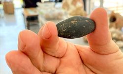 İzmir'deki Yeşilova Höyüğü kazısında yaklaşık 8 bin yıllık "sayı taşı" bulundu