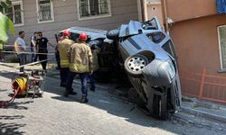 Kağıthane'de yokuştan inerken devrilen kamyonetin sürücüsü yaralandı