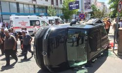 Kars'ta pikap ile minibüsün çarpıştığı kazada 5 kişi yaralandı