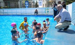 Mersin'de çocuklar portatif havuzda yüzme öğreniyor