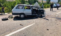 Niğde'de minibüs ile otomobilin çarpıştığı kazada 2 kişi öldü, 1 kişi yaralandı