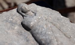 Saraçhane'deki kazı çalışmasında 3 mezar steli parçası bulundu