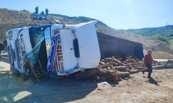 Sivas'ta devrilen tomruk yüklü tırın sürücüsü öldü