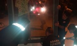 Adana'da reklam panosuna sıkışan çocuk kurtarıldı