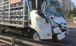 Adana'da tıra çarpan kamyonetin sürücüsü ağır yaralandı
