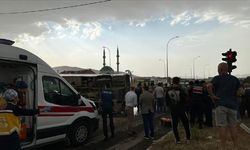 Afyonkarahisar'da minibüs ile kamyon çarpıştı, 25 kişi yaralandı