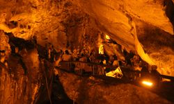 Ankara'daki Tulumtaş Mağarası'nı ziyarete gelenler uzun kuyruk oluşturdu