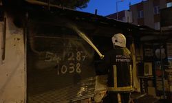 Antalya'da çıkan yangında 2 iş yeri hasar gördü