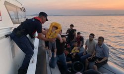 Ayvalık açıklarında lastik botlardaki 37 düzensiz göçmen kurtarıldı