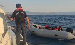 Balıkesir'de motoru arızalanan botla denizde sürüklenen 10 düzensiz göçmen kurtarıldı