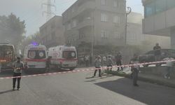 Bayrampaşa'da bir iş merkezinde çıkan yangına itfaiye ekiplerince müdahale ediliyor