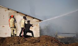 Bolu'da otluk alanda çıkan ve yerleşim yerine ulaşan yangına müdahale ediliyor