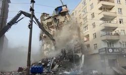 Diyarbakır'da depremde ağır hasar gören 7 katlı bina yıkım esnasında çöktü