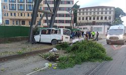Giresun'da minibüsün üst geçide çarptığı kazada 1 kişi öldü, 13 kişi yaralandı