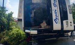 Karaman'da tur otobüsü devrildi, 3'ü ağır 26 kişi yaralandı
