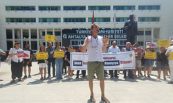 Kaş Marina da yapılmak istenen imar değişikliğini Antalya Büyükşehir Belediyesi önünde protesto edildi
