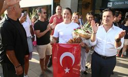 Kuzey Kanalı'nı yüzerek geçen en genç Türk sporcu olan Aysu Türkoğlu, Bodrum'a döndü