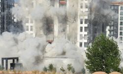 Malatya'da ağır hasarlı 12 katlı bina patlayıcı yardımıyla yıkıldı