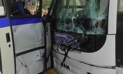 Salihli’de otobüs ile minibüsün çarpışması sonucu 11 kişi yaralandı