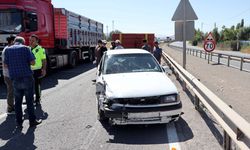 Sivas'ta otomobil ile traktör çarpıştı, 3 kişi yaralandı