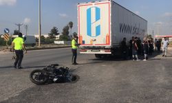 Adana'da tırın altında kalan motosikletin sürücüsü hayatını kaybetti