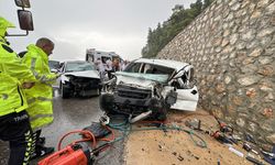 Antalya’da otomobil ile hafif ticari araç çarpıştı, 1 ölü, 6 yaralı
