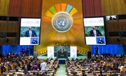 Yine utandık: Erdoğan, BM salonundaki dekoru LGBTİ+ bayrağı sandı