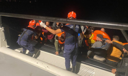 İzmir açıklarında 103 göçmen kurtarıldı, 135 göçmen yakalandı