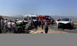 Gaziantep'te iki otomobilin çarpıştığı kazada 1'i ağır 3 kişi yaralandı
