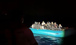 İzmir açıklarında 79 düzensiz göçmen kurtarıldı, 17 göçmen yakalandı